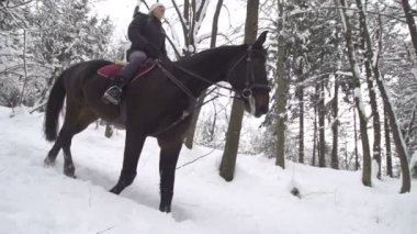 kadın binicilik Snowy orman