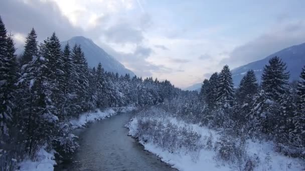 Mistige rivier in de winter — Stockvideo