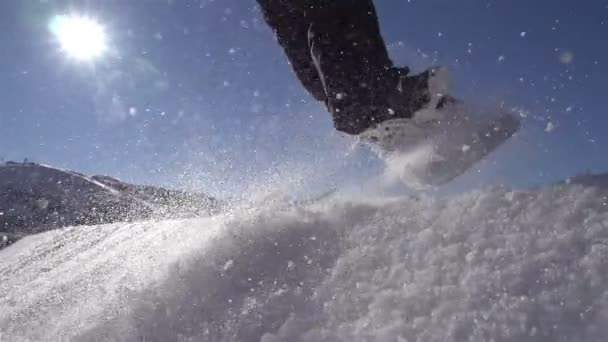 Snowboard-Springen auf einem Kicker — Stockvideo