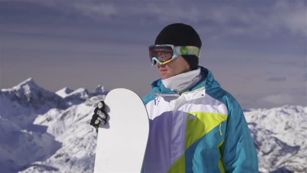 Сноубордист на вершине горы — стоковое видео