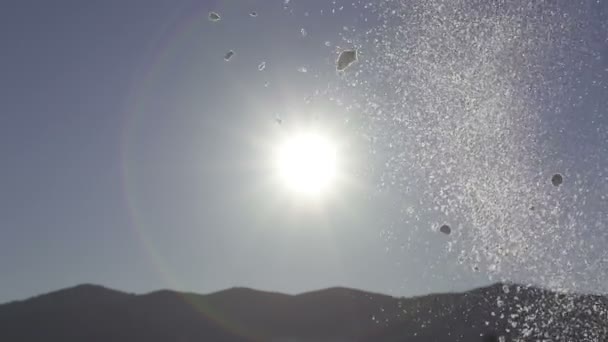 Nieve cayendo sobre el sol — Vídeo de stock