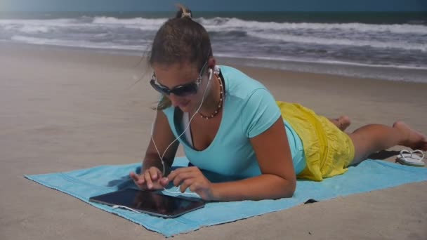 Digital tablet typing on the beach — Stock Video