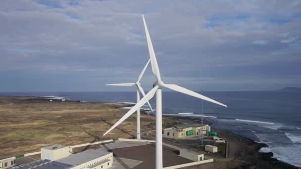 Turbinas eólicas a orillas del mar — Vídeo de stock
