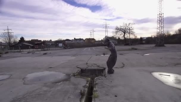 Free runner does front flip into the puddle — Stock Video