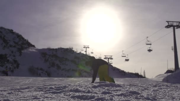 Snowboarder ψεκασμού χιόνι — Αρχείο Βίντεο