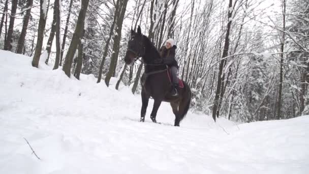 žena hlazení svého koně při jízdě v zimě