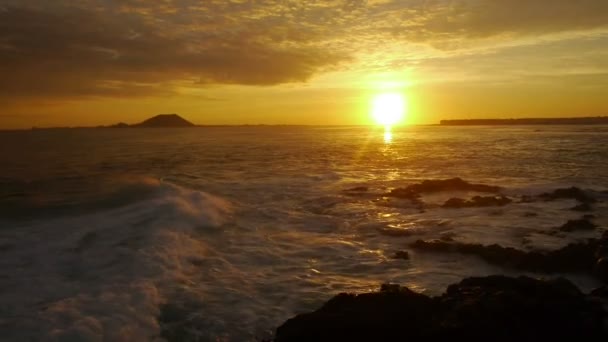 Coucher de soleil doré au bord de la mer — Video