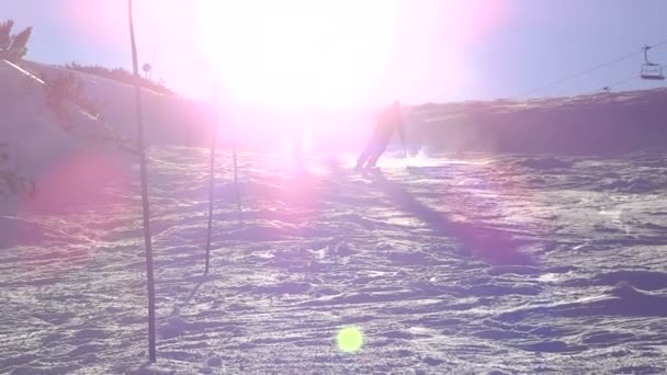 Snowboardista tvorby sníh sprej — Stock video