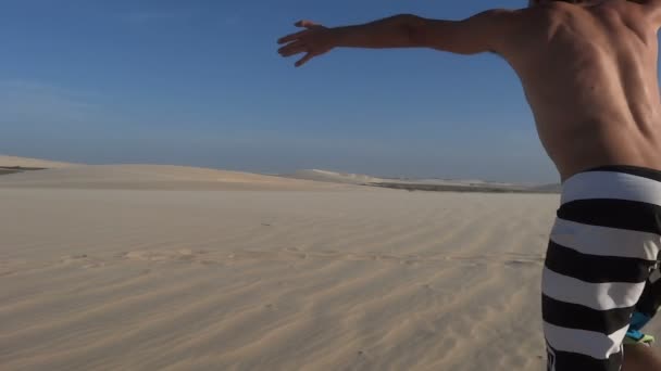 Corriendo por el desierto — Vídeo de stock