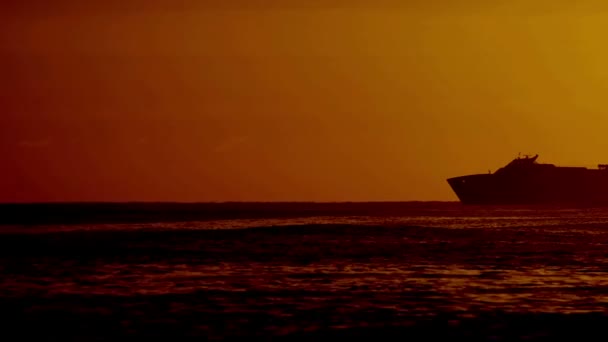Ferry ao nascer do sol — Vídeo de Stock