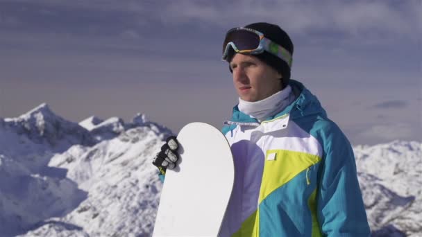 Portret van mannelijke snowboarder — Stockvideo