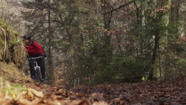 Mountainbiker bremst in einer Kurve — Stockvideo