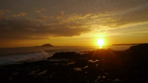 Gouden zonsondergang aan zee — Stockvideo