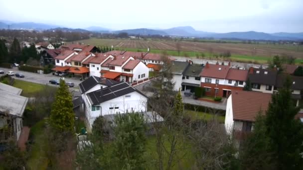 Flyg över förorts hus — Stockvideo