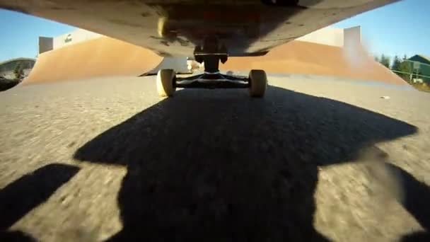 Flip truque com câmera sob skate — Vídeo de Stock