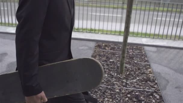 Jeune homme d'affaires avec skateboard — Video