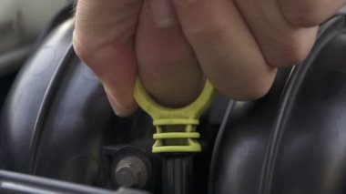 Araba motor yağı kontrol