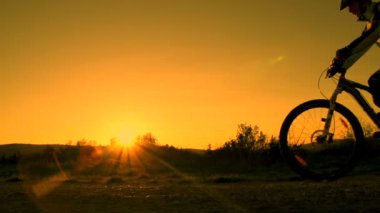 bir wheelie Mountainbiker çeker