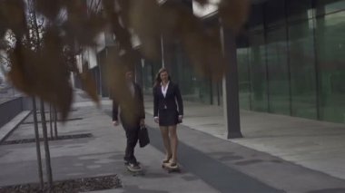 business çift yumruk çarpmak kaykay iken