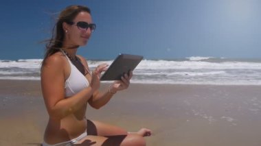 dijital tablet kullanan kadın
