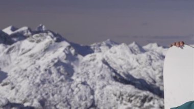 dağlarda kadın snowboarder