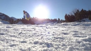 atlama snowboarder