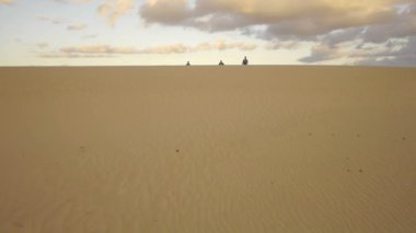 Kumul çalışan surfers