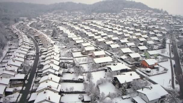 Winter flight over suburban houses — Stock Video