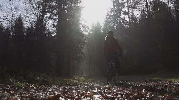 Mountainbike-åkaren kommer uppförsbacke — Stockvideo
