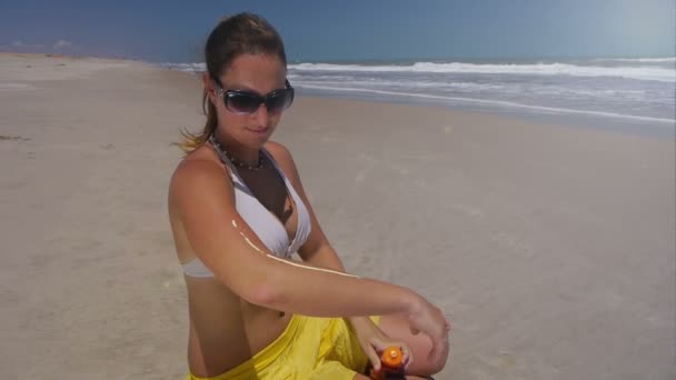 Zastosowanie do opalania na plaży — Wideo stockowe