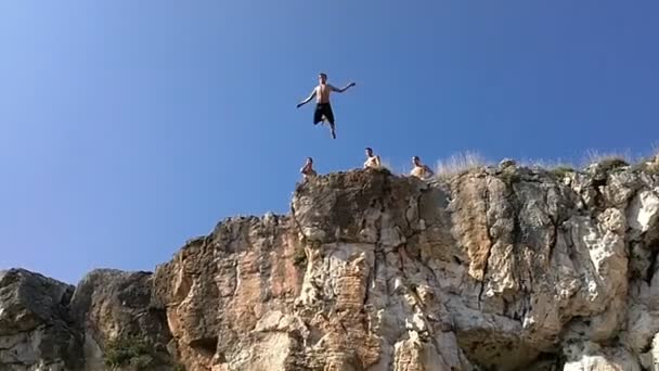 Скелі стрибати — стокове відео