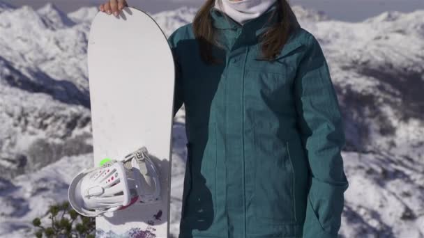 Жінка сноубордистка в горах — стокове відео