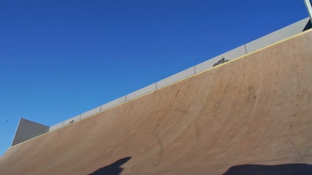 Skateboardista obrací na rampě — Stock video