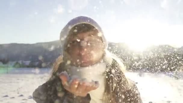 Mujer soplando nieve — Vídeos de Stock