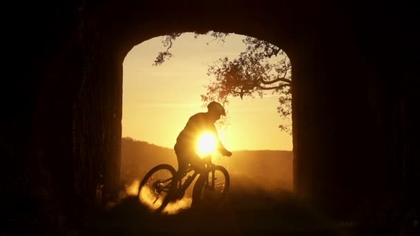 MTB rider stopping at sunset — Stock Video