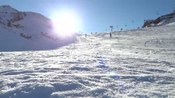 Snowboard yaparken kar spreyi — Stok video