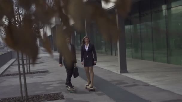 Negocio pareja puño golpe mientras skateboarding — Vídeos de Stock