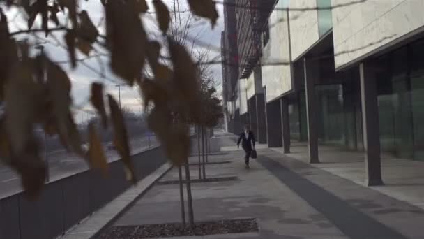 Young businessman skateboarding — Stock Video