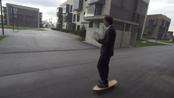 Empresario de skate para trabajar — Vídeo de stock