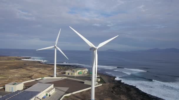 Turbine eoliche in riva al mare — Video Stock
