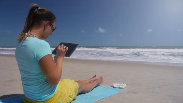 Flickan läsa på digitala tablett — Stockvideo