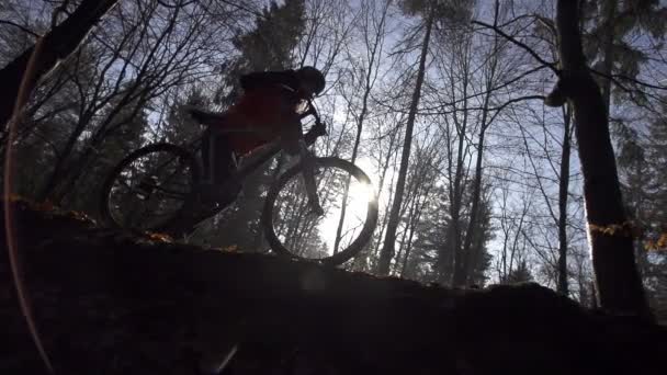Ciclista de montaña va cuesta arriba — Vídeos de Stock