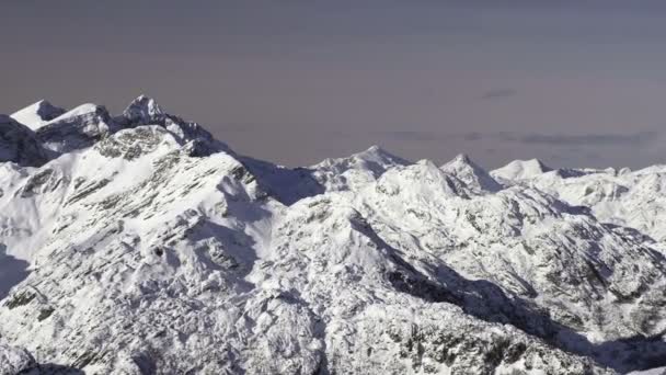 Vue sur la chaîne de montagnes d'hiver — Video