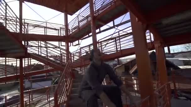 Gratis loper klimmen het hek — Stockvideo