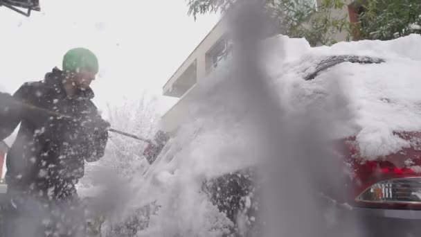 从一辆车除雪 — 图库视频影像