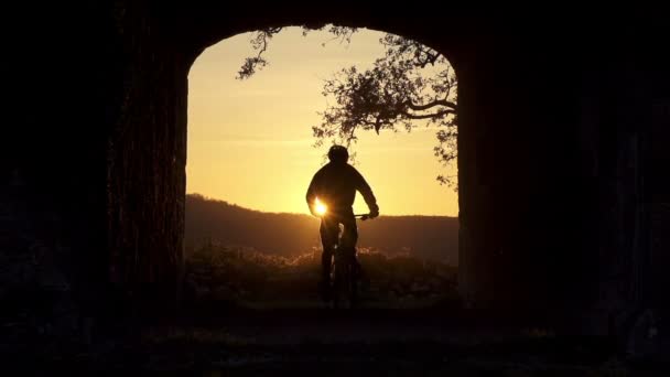 Ciclista de montaña acercándose — Vídeos de Stock