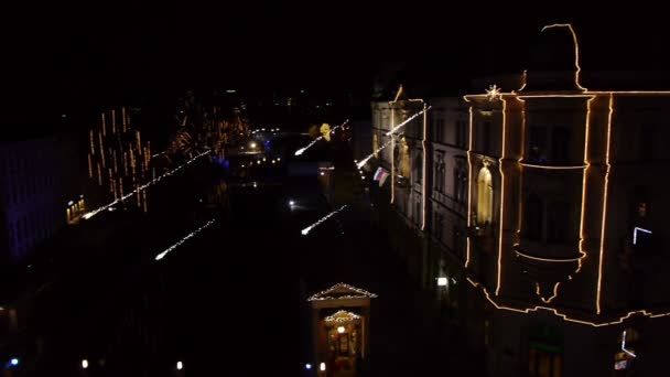 Weihnachtsbeleuchtung in der Stadt — Stockvideo