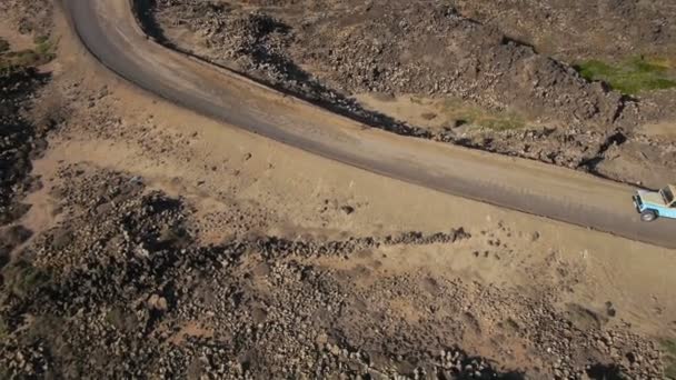 Surf auto's rijden langs de rotsachtige kust — Stockvideo