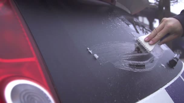 Scraping frosted car — Stock Video