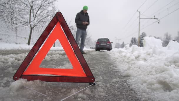 Mann ruft Auto-Abschleppdienst um Hilfe — Stockvideo